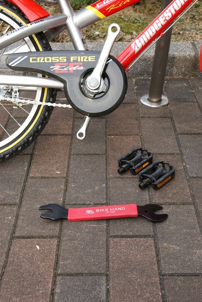 超簡単！補助輪無し（コマ無し）自転車に乗るにはペダル外しレンチ「Bike Hand」があれば十分